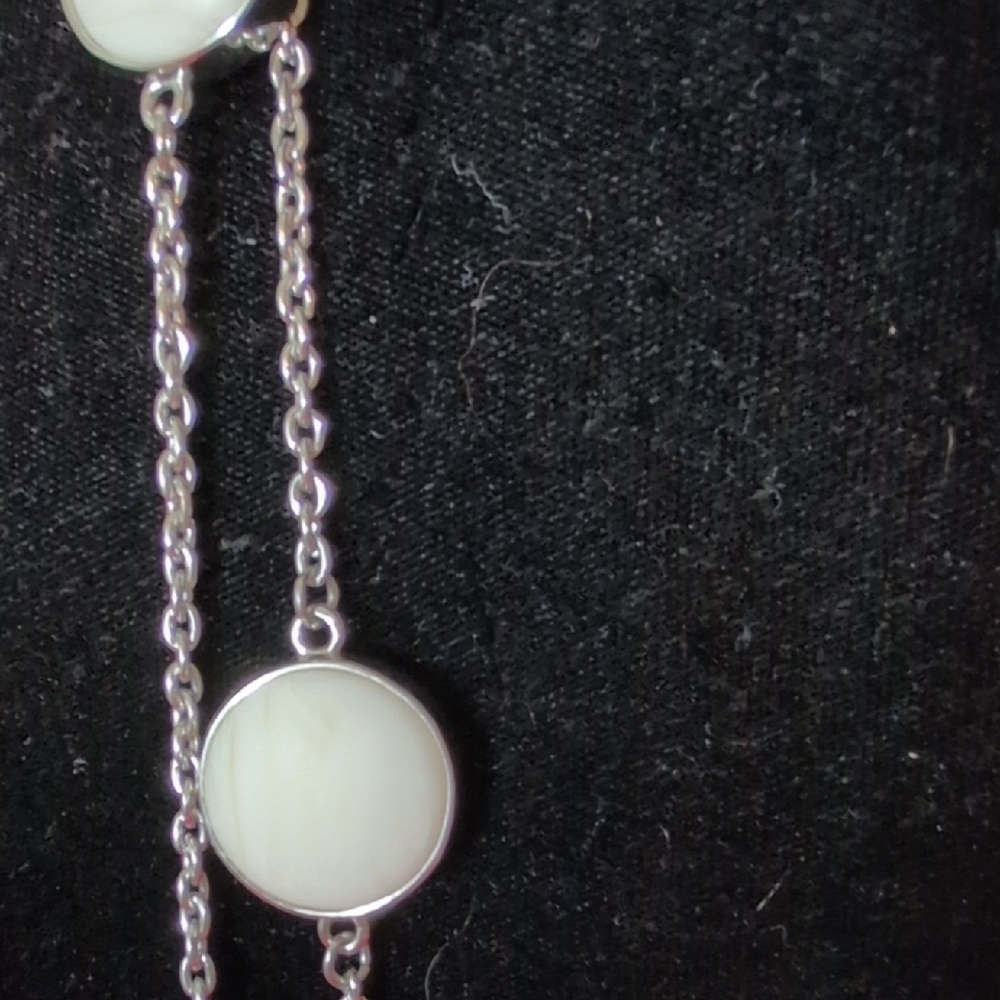 Elegant Silver and White Jewelry Set - Picture 2 of 6